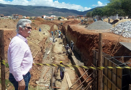 Brumado: Prefeito acompanha obra de canalização do Riacho do Bate Pé no Bairro São José