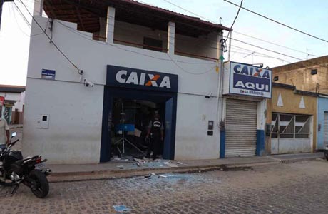 Bandidos explodem dois bancos e deixam bilhete explicando o roubo: 'muitas dívidas para pagar'
