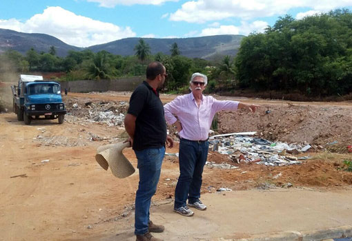 Prefeito visita obras de canalização do Riacho do Sapé em Brumado