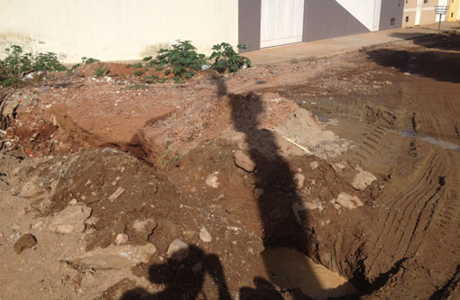 Brumado: Esgoto a céu aberto na Rua Albertino Marques Barreto prejudica moradores