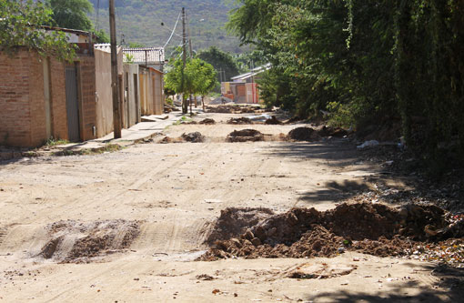 Brumado: Moradores abrem buracos em via reivindicando pavimentação