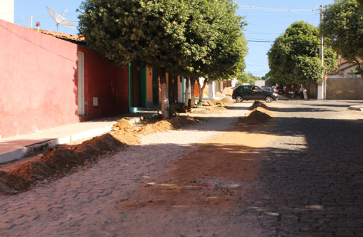 Brumado: Após instalação de rede de água Embasa deixa entulho na rua
