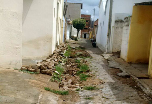 Brumado: esgoto a céu aberto no centro da cidade causa mau cheiro, atrai insetos e preocupa moradores 