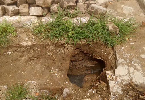 Brumado: esgoto a céu aberto no centro da cidade causa mau cheiro, atrai insetos e preocupa moradores 