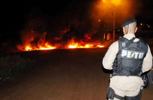 Brumado: Moradores da Rua Israel Dias de Oliveira protestam novamente buscando pavimentação da via