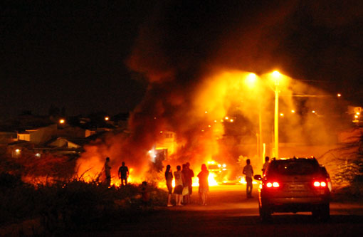 Brumado: Moradores da Rua Israel Dias de Oliveira protestam novamente buscando pavimentação da via
