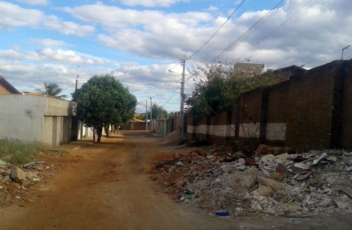 Brumado: Entulhos em rua prejudica a tráfego de veículos