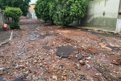 Brumado: moradores da Rua Olegária Augusta Viana criticam atual administração municipal pelo descaso com a pavimentação da rua