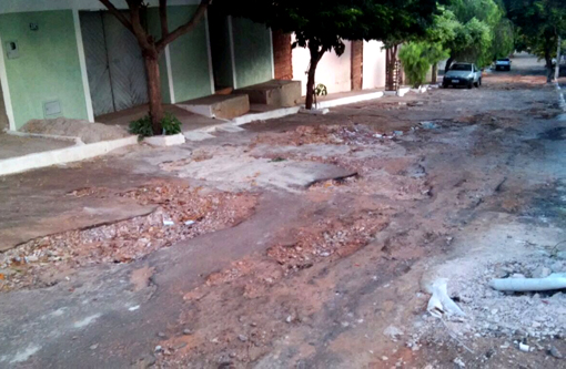 Brumado: Moradores da Rua Olegária Augusta Viana pedem socorro; buracos abertos desde a chuva de dezembro
