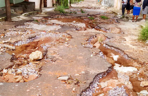 Brumado: Moradores da Rua Olegário Augusto Viana cobram pavimentação da via que está completamente esburacada