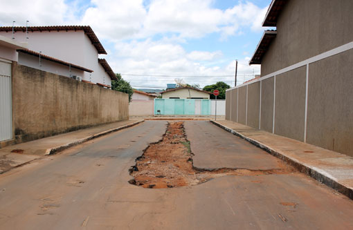 Buraco prejudica trafegabilidade na Travessa Valter Alves Souza, no Bairro Santa Tereza