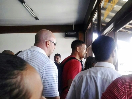 Will Smith deixa Porto Seguro e fãs ficam impressionados com carinho do ator