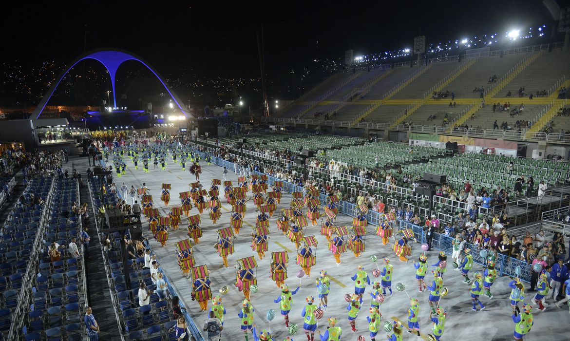 Rio: carnaval renasce no Sambódromo após dois anos de pandemia