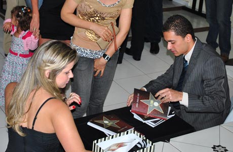 Caculeense João Ângelo Leal lança seu primeiro romance