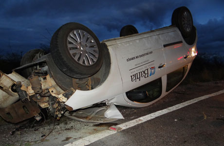 BAHIA: CARRO DO GOVERNO CAPOTA NA BR-030 EM BRUMADO