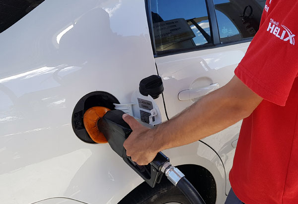 Após semana com preço estável, Petrobras volta a baixar gasolina