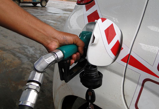 Gasolina aumenta amanhã 3,3% nas refinarias; diesel sobe 0,1%