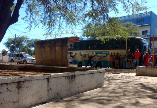 Brumado: Polícia Militar faz abordagem em ônibus da Novo Horizonte após passageiro alegar furto