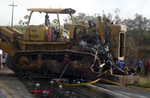 Acidente com ônibus, carreta e trator deixa pelo menos 14 mortos