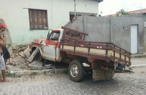 Carro desgovernado colide contra muro de residência no Bairro Parque Alvorada