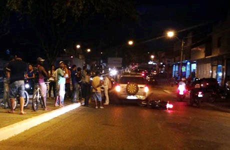 Brumado: Moto fica presa a para-choque de automóvel