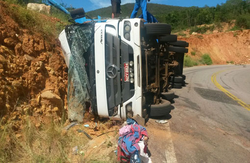 Caminhão carregado com canos tombou  na BA-148