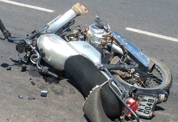 Brumado: colisão entre carro e moto deixa motociclista ferido  no anel viário que liga a BA-262 a BR-030