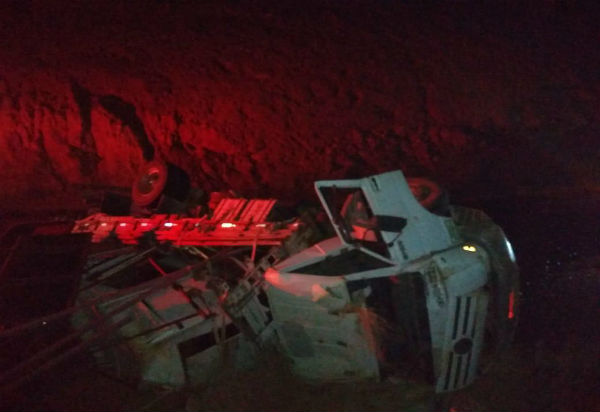 Motorista perde controle da direção e caminhão capota na BA-148, sentido Rio de Contas à Marcolino Moura