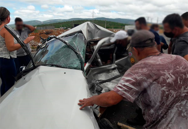 Brumado: Passageira de carro morre após colisão contra caminhão na saída para Aracatu