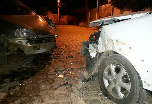 Brumado: carros colidiram frontalmente na Rua Alta Leite