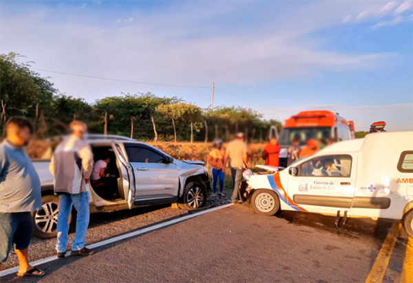 Brumado: Ambulância de Malhada de Pedras e Fiat Toro colidem frontalmente na BR-030