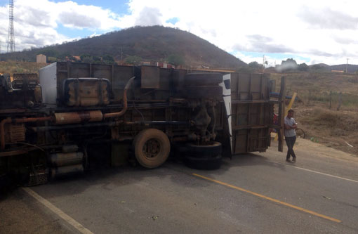 BA-262: Carreta tombou entre os municípios de Vitória da Conquista e Anagé