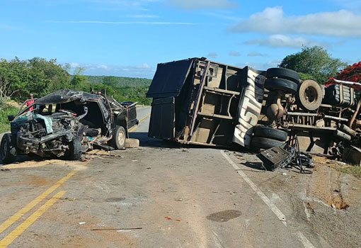 Dois homens e uma mulher vítimas da colisão entre caminhonete e caminhão na BA-262 foram identificados