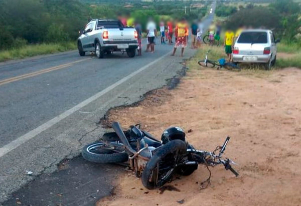 Anagé: homem morre após moto que conduzia colidir contra  pick-up na BA-142