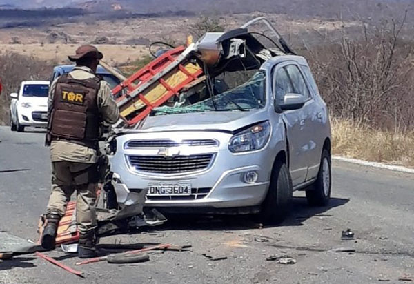 Sudoeste: Automóvel e caminhonete se envolvem em grave acidente na BA-142