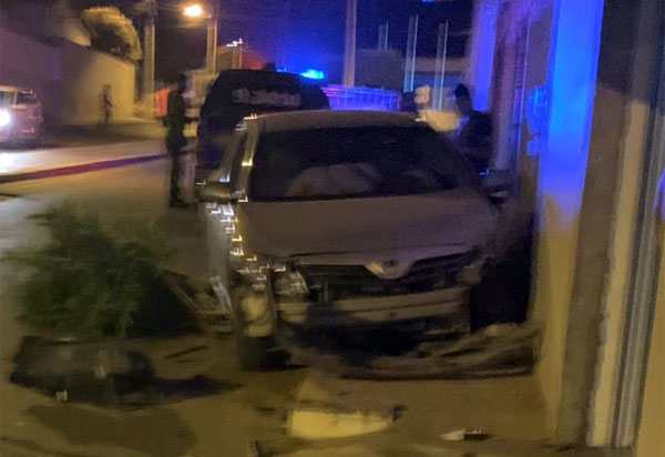 Brumado: carro colidiu contra residência na Avenida João Paulo I