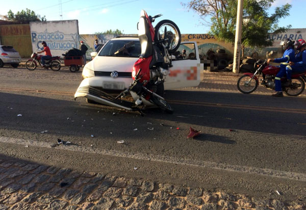 Motociclista fica ferido após colisão com Saveiro na saída de Brumado para Caetité