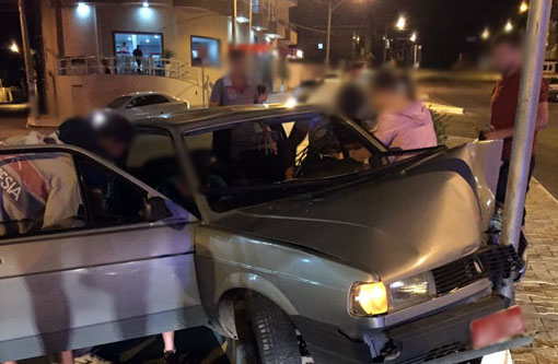 Brumado: com sinais de embriaguez, homem perde controle de veículo e colide contra poste