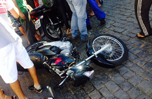 Brumado: Motociclistas colidem na Avenida Centenário e ficam feridos 