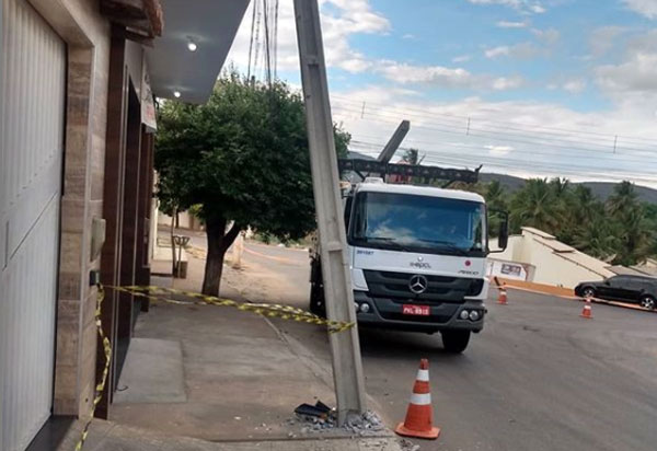 Brumado: Veículo bate em poste na Avenida João Paulo I; moradores pedem construção de rotatória no local