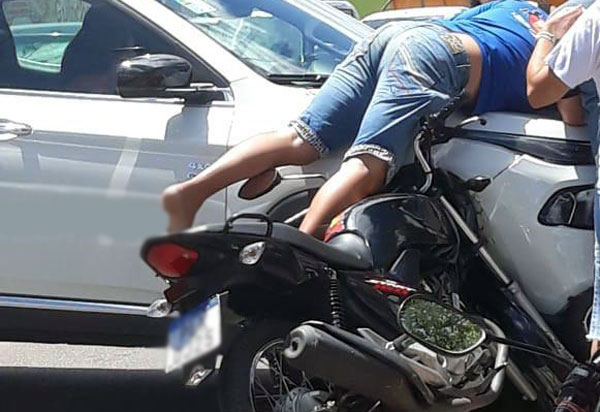 Brumado: motociclista vai parar sobre veículo em colisão na Avenida Otávio Mangabeira 