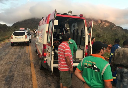 Caminhão tombou na BA-142 entre Barra da Estiva e Ituaçu
