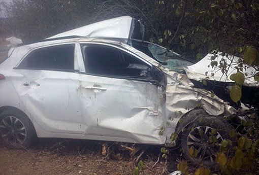 Motorista perde controle da direção ao desviar de caminhão e carro capota na BA-142