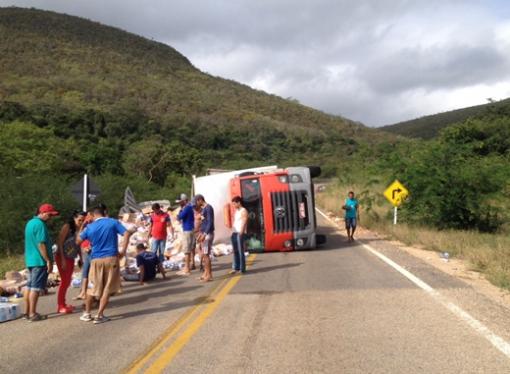 Após perder os freios caminhão colide contra automóvel na BA-148 e tomba