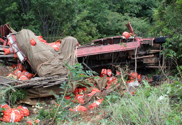 Caminhão carregado com cebola tombou na BA-148, trecho entre livramento e Rio de Contas