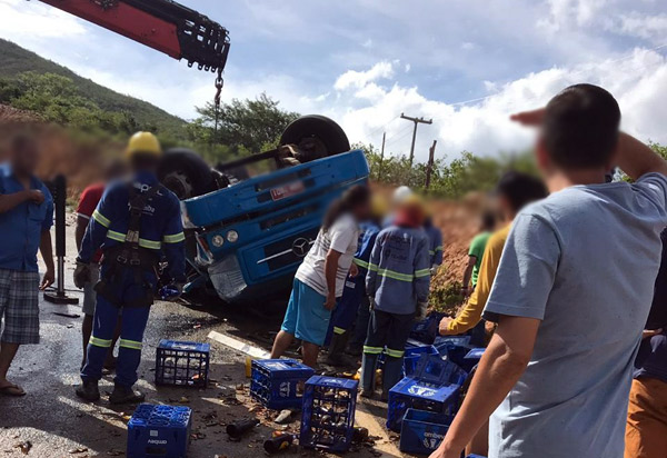 Caminhão carregado com cerveja tombou na BA-148, entre o distrito de Marcolino Moura e Rio de Contas