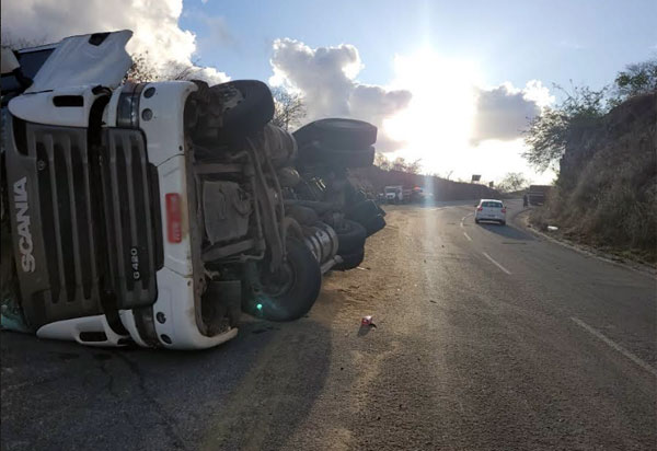 Caminhão capotou na BA-262, entre Aracatu e Anagé