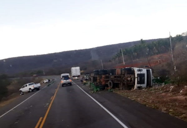 Caminhão carregado com maracujá tomba e dois outros veículos se envolvem no acidente na BA-262