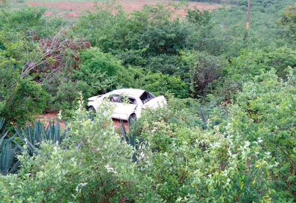 Motorista fica ferido após carro tombar na via entre Aracatu e Anagé