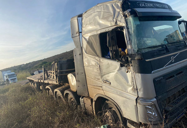 Motorista fica ferido após caminhão capotar na BA-262